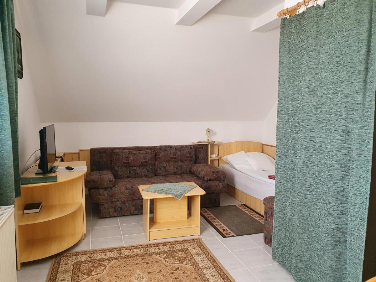 Gala Panzio Hotel Simontornya Bagian luar foto