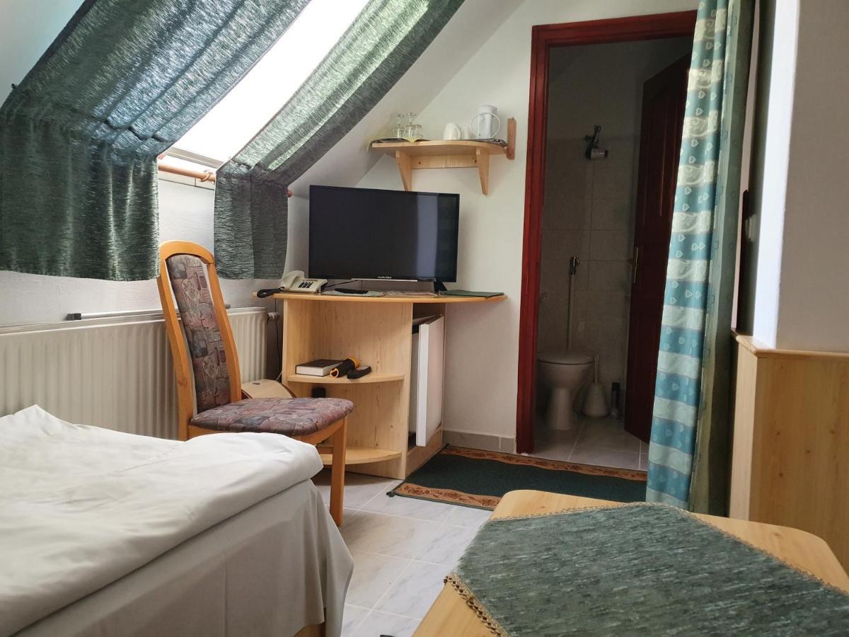 Gala Panzio Hotel Simontornya Bagian luar foto