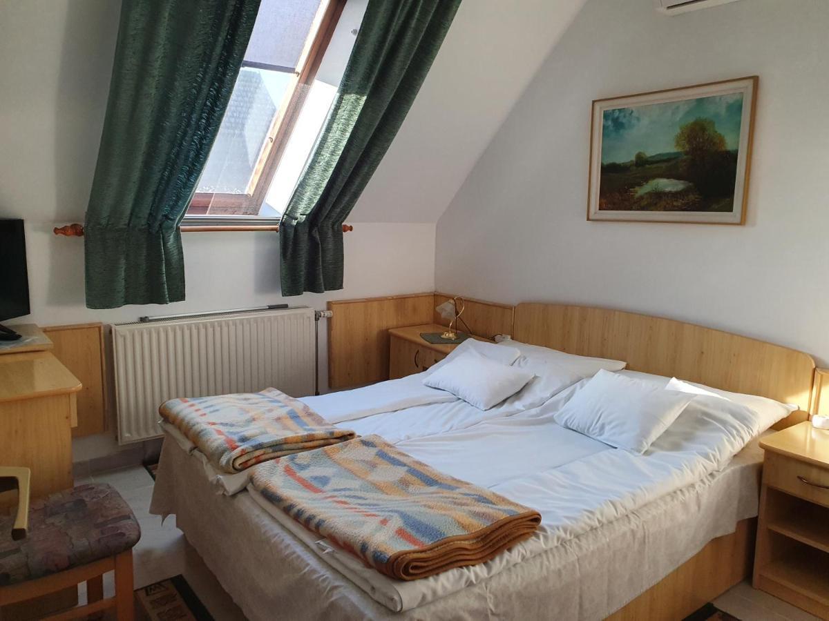 Gala Panzio Hotel Simontornya Bagian luar foto