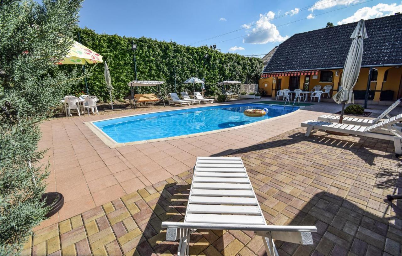 Gala Panzio Hotel Simontornya Bagian luar foto