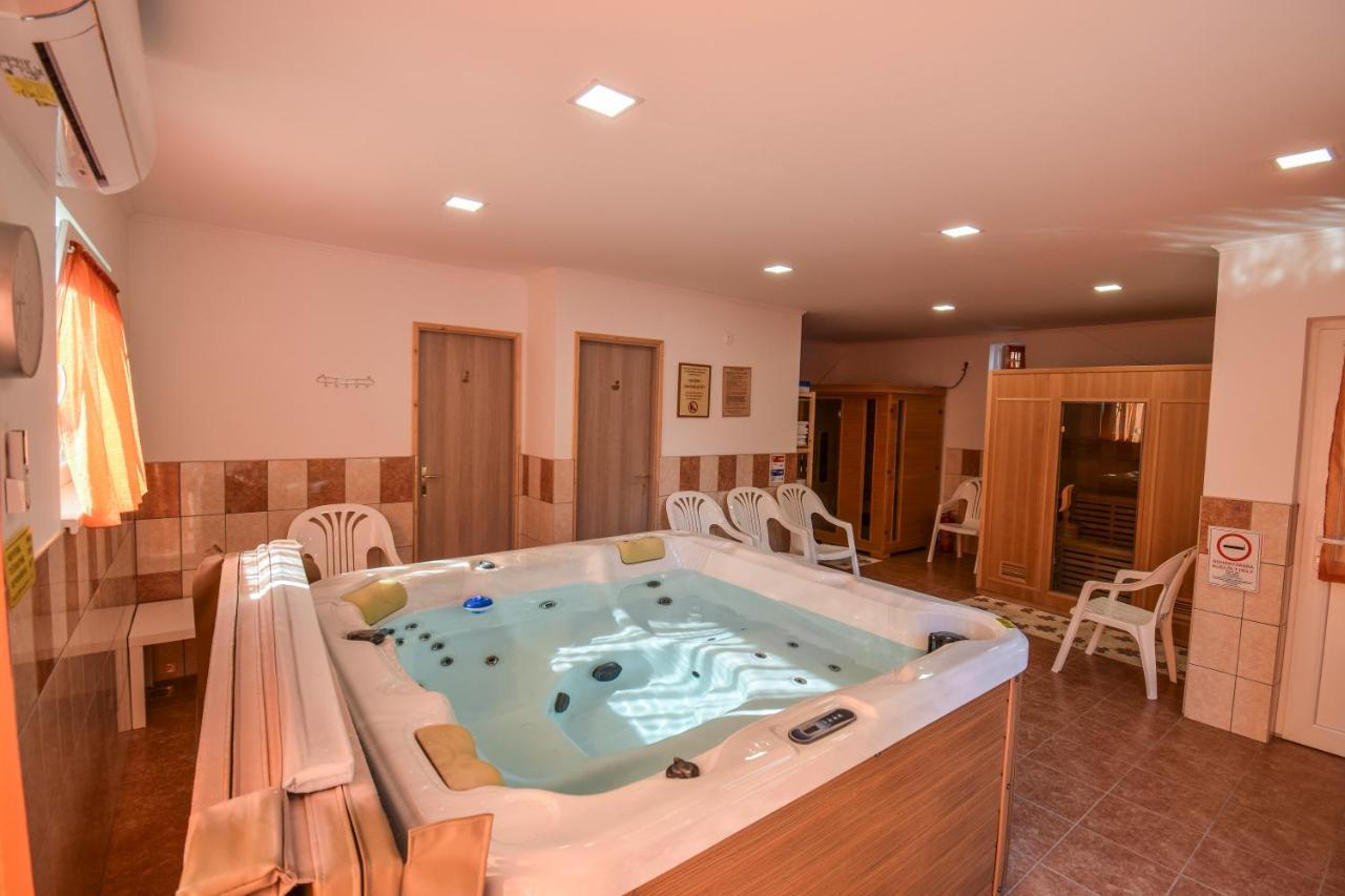 Gala Panzio Hotel Simontornya Bagian luar foto