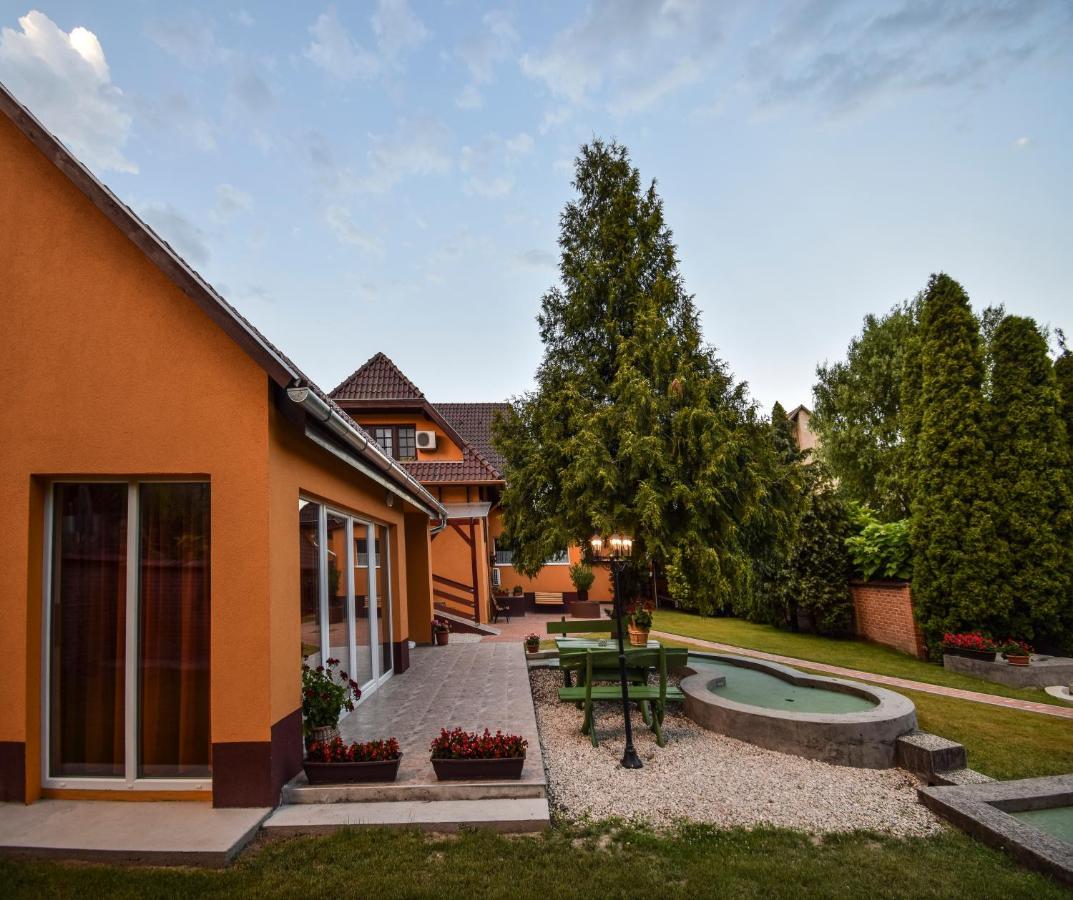 Gala Panzio Hotel Simontornya Bagian luar foto