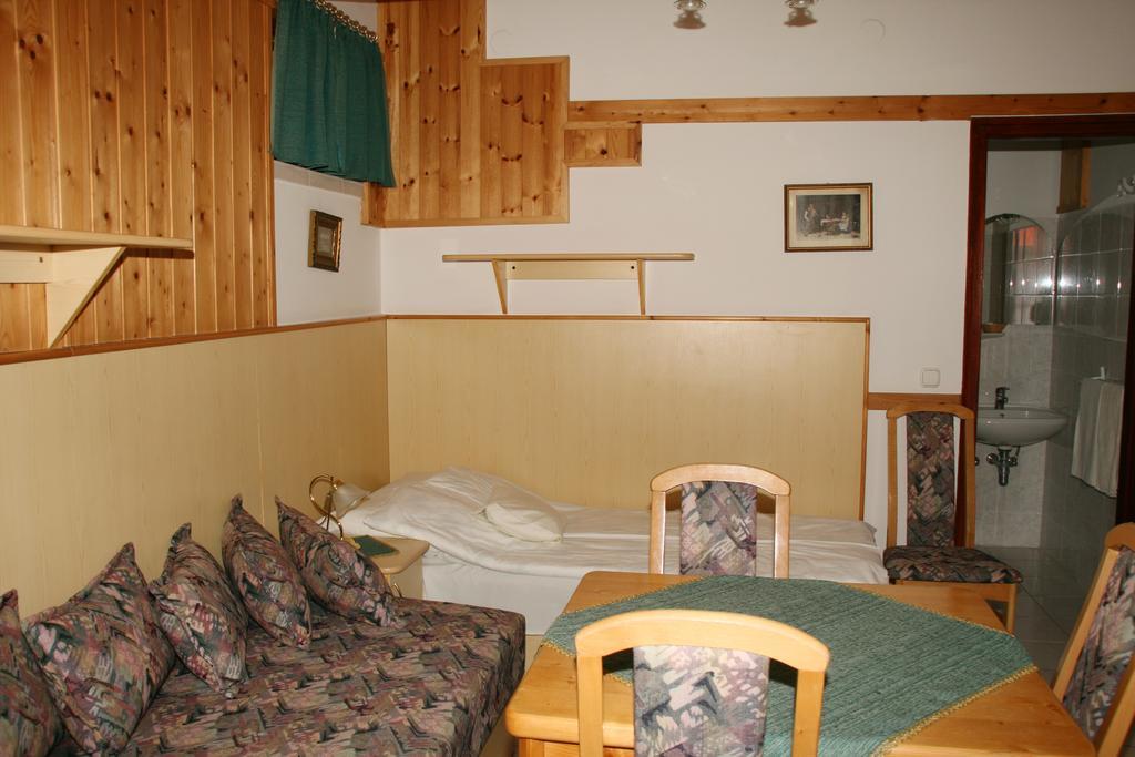 Gala Panzio Hotel Simontornya Bagian luar foto