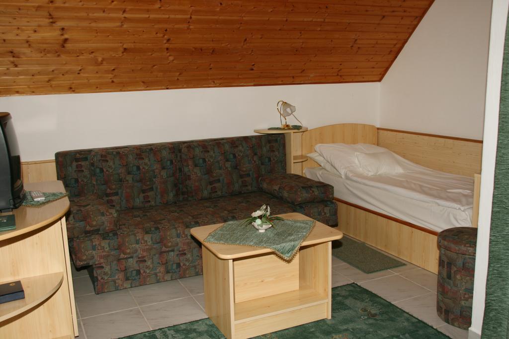 Gala Panzio Hotel Simontornya Ruang foto